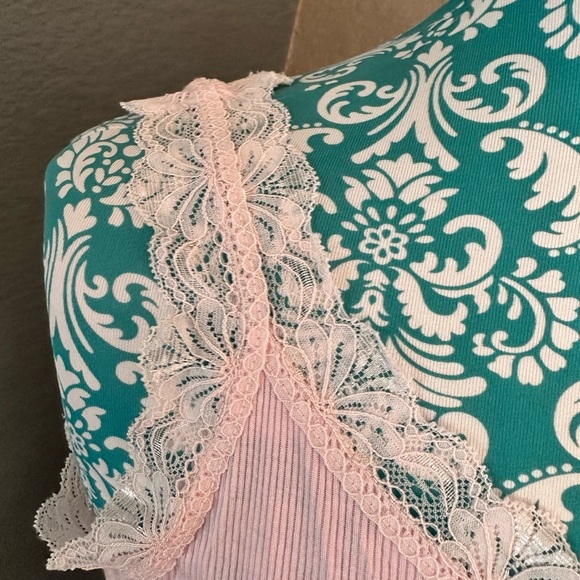 Pink Ribbed Y2K Top. Lace V-neck. NWOT. Soft pink - Picture 3 of 6